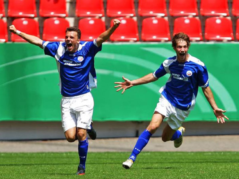 Moris Fikic und Torschütze Lucas Albrecht (re.) bejubeln die Meisterschaft.