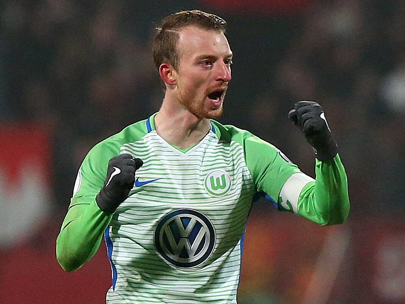 Maximilian Arnold BizepsTraining für die KapitänsBinde beim VfL