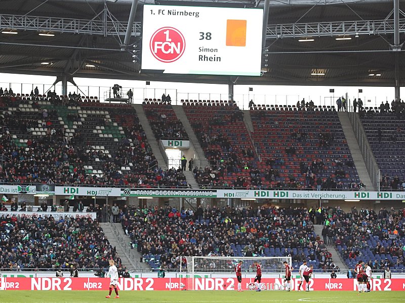 Musste früh vom Feld: Nürnbergs Simon Rhein (u.).