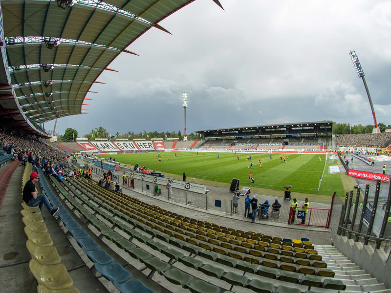 Insgesamt knapp 6000 Zuschauer verloren sich am Sonntag im Wildpark. Rechts neben der fast leeren Tribüne der Dresdner Block.