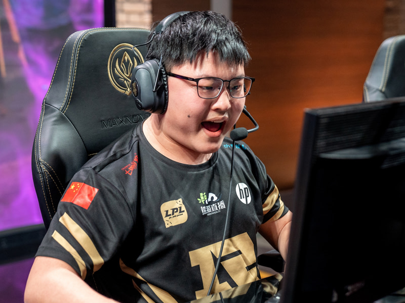 Schützenhilfe aus China, Royal Never Give Up bringt Fnatic zurück ins Rennen.