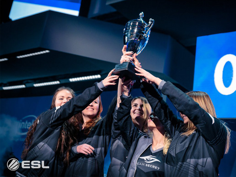 Auch in diesem Jahr gewann Julia 'Juliano' Kiran (li.) mit Team Secret das Female-CS:GO-Turnier in Katowice.