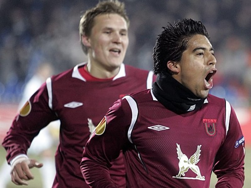 Alexandre Bukharov (l., mit Christian Noboa) traf zum Saisonauftakt der russischen Liga gegen Lokomotive Moskau.