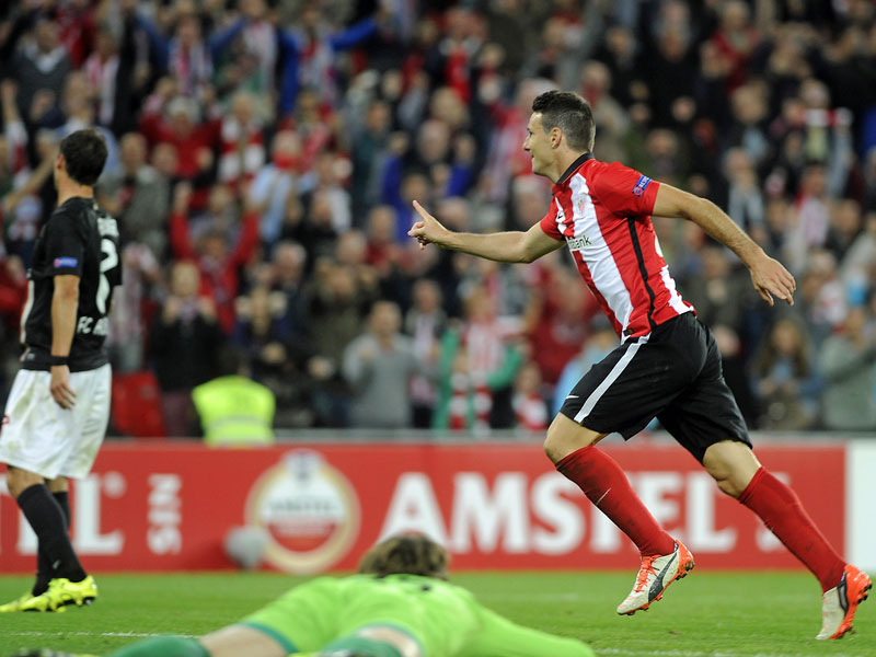 Bilbaos Matchwinner Aduriz jubelt, FCA-Keeper Hitz am Boden.