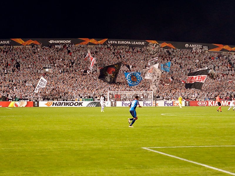 Stimmungsmacher: Frankfurter Fans in Nikosia.