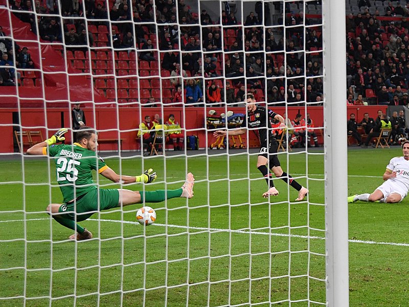 Chance vergeben: Lucas Alario scheitert kurz vor der Pause an FC-Keeper Yanick Brecher (l.).