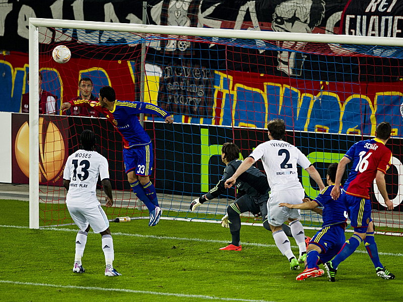 Moses (li.) trifft zum 1:0