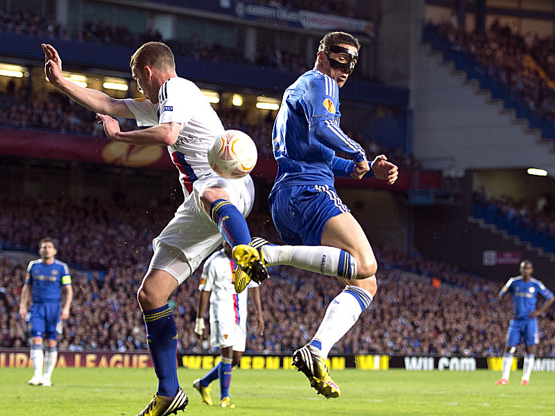 Basels Frei im Duell mit Torres (re.)