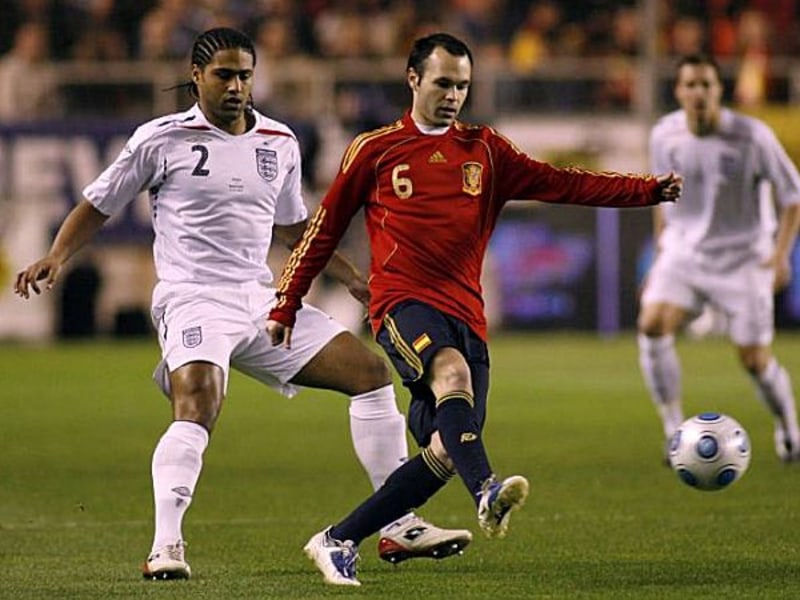 Andres Iniesta gegen Glen Johnson (li.)