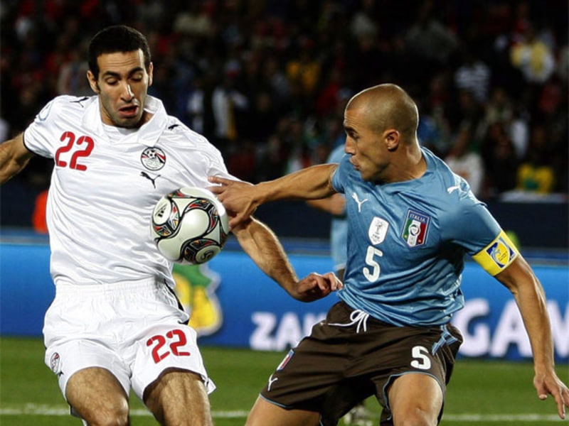 Fußball, Confed-Cup: Italiens Cannavaro gegen den Ägypter Aboutreika