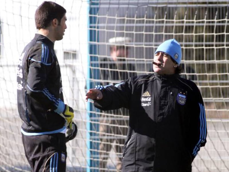 Mariano Andujar (li.) im Gespräch mit seinem Trainer Maradona.