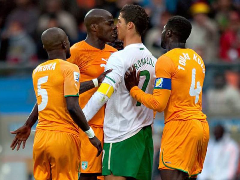 Cristiano Ronaldo (Portugal) gegen Guy Demel (Elfenbeinküste)