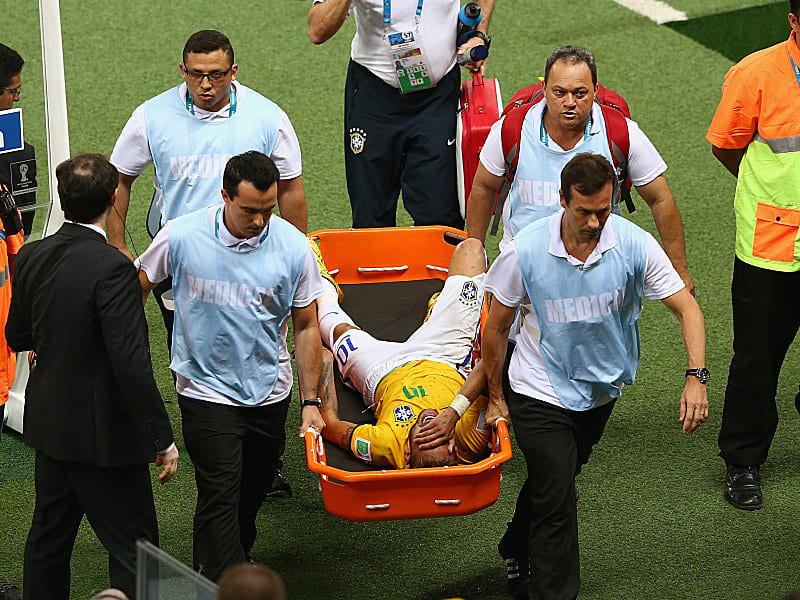 Neymar wird nach dem brutalen Foul von Juan Zuniga mit großen Schmerzen vom Feld getragen.