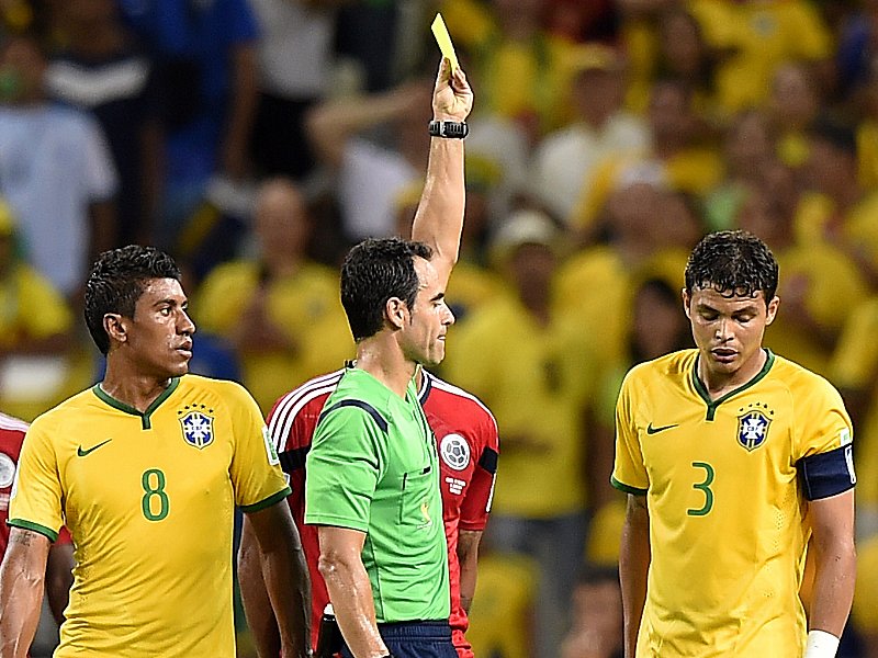 Enttäuscht: Thiago Silva (re.) sieht von Schiedsrichter Carlos Velasco Carballo die Gelbe Karte und fehlt damit im Halbfinale.