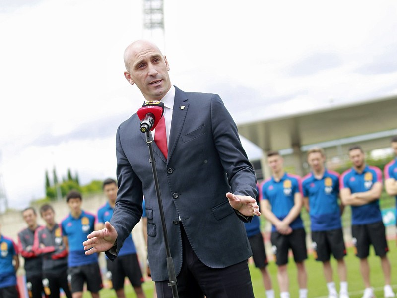 Er setzt sich stets für die Spieler ein, doch tat er ihnen diesmal einen Gefallen? Verbandspräsident Luis Rubiales.