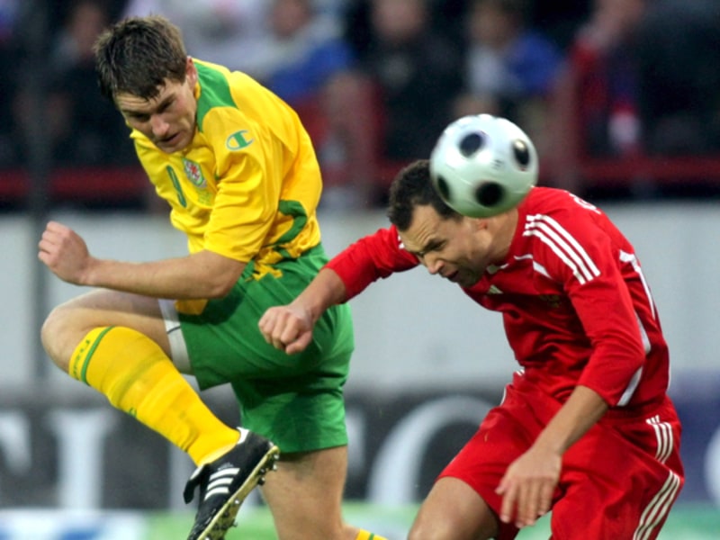 Mit Köpfchen: Wales' Fletcher (li.) im Duell mit dem Russen Ignashevich.