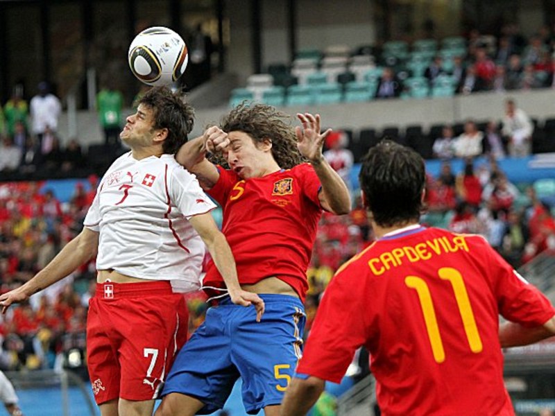 Spaniens Puyol im Kopfballduell gegen Barnetta (li.)