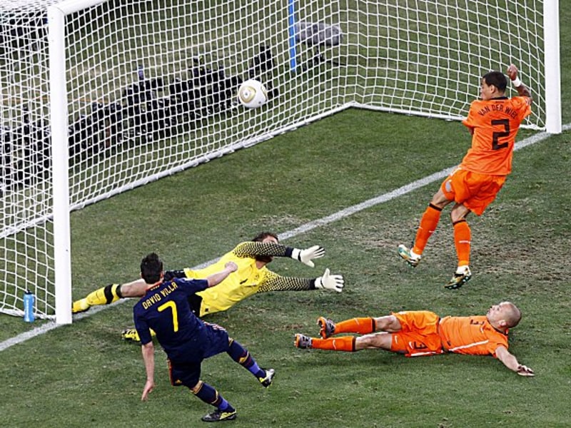 Fußball, Weltmeisterschaft. Der Spanier David Villa scheitert an Stekelenburg und Heitinga.