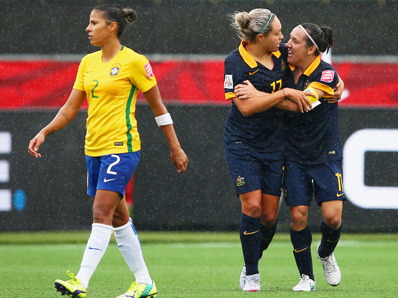 Australiens Kyah Simon (2.v.re.) freut sich über ihren Treffer gegen Brasilien.