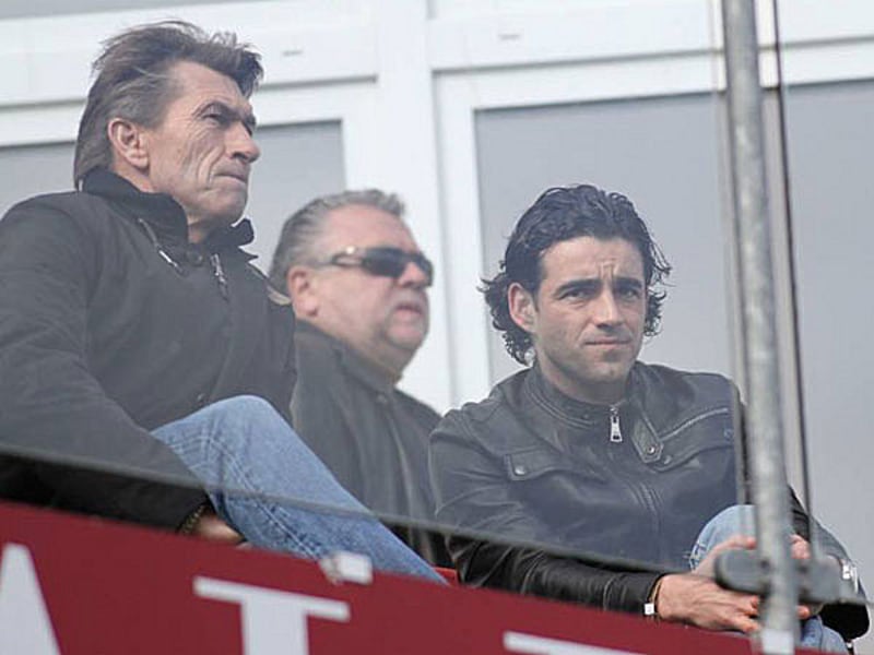 Am Sonntag bereits auf der Tribüne, nun auf dem Trainingsplatz: Klaus Augenthaler (l., mit Schatzmeister Anton Schrobenhauser und dem neuen Sportlichen Leiter Francisco Copado).