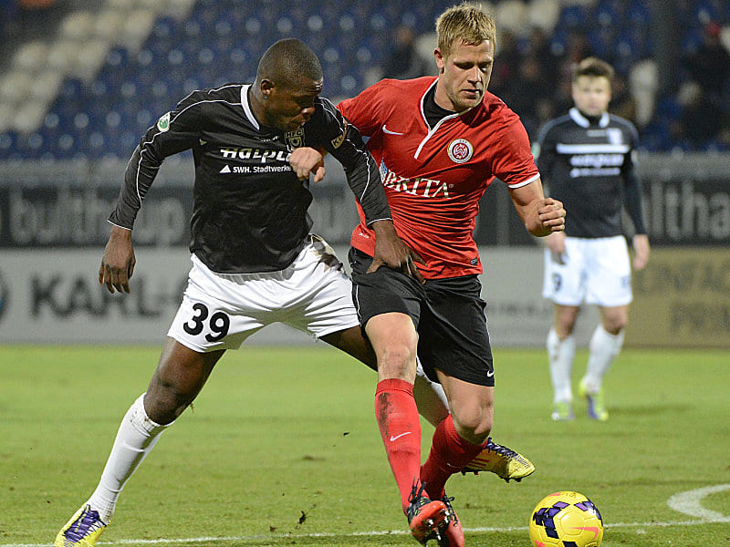 Michael Wiemann (re.) gegen Halle-Neuzugang Francky Sembolo