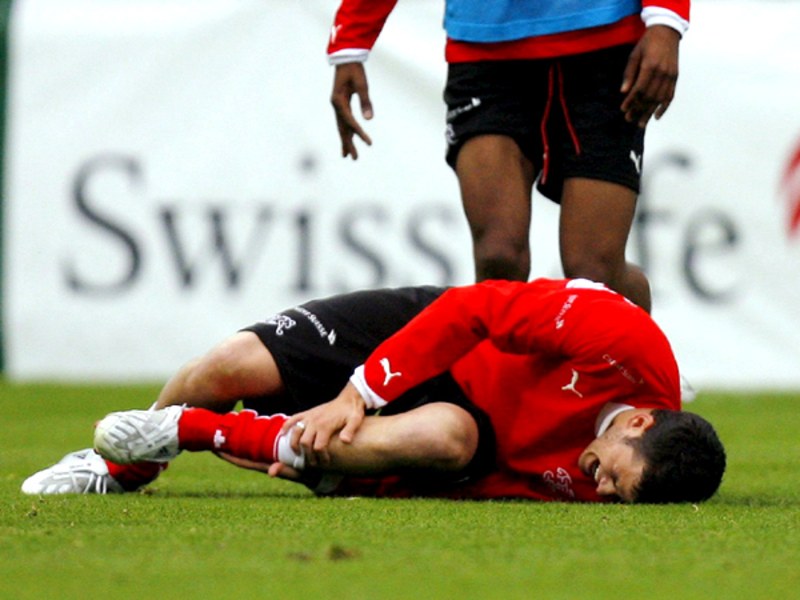 Schmerz, lass nach: Tranquillo Barnetta nach dem Foul von Gelson Fernandes.