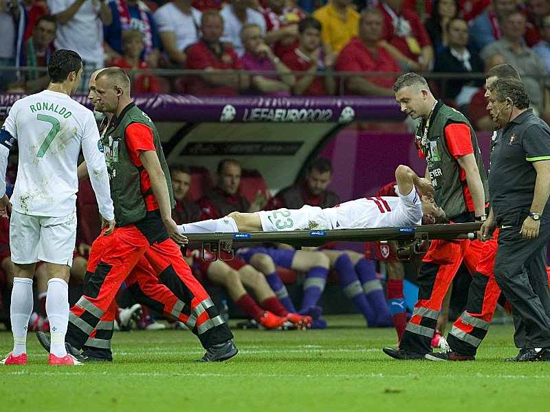 Helder Postiga wird vom Platz getragen.
