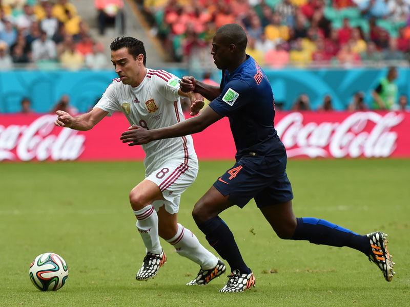 Hat so seine Erfahrungen mit dem 3-5-2 gemacht: Xavi (l., gegen die Niederlande bei der WM 2014).