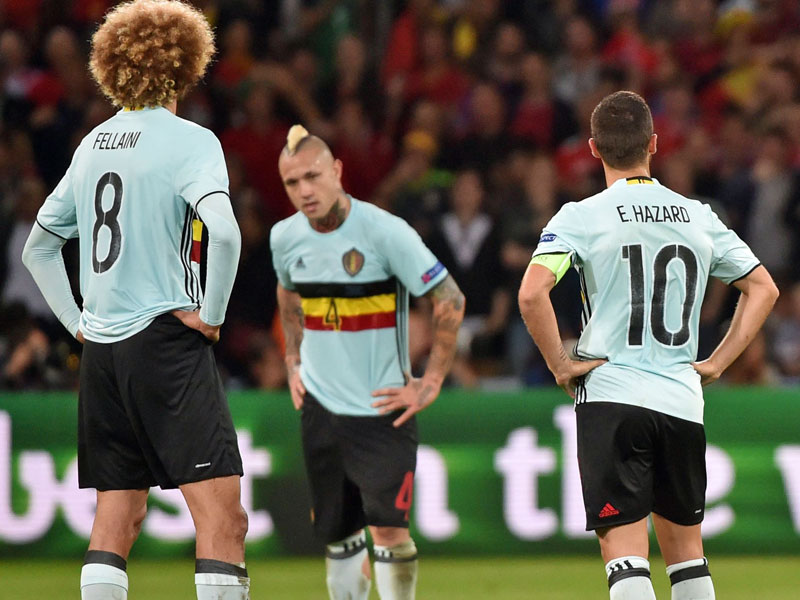 Belgiens Spieler Fellaini, Nainggolan und Hazard sind fassungslos.