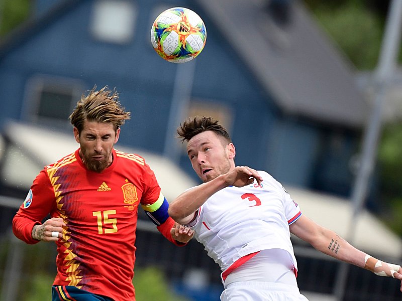 Sergio Ramos gegen Viljormur Davidsen (re.)