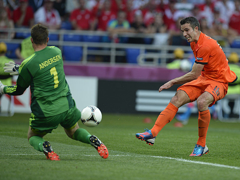 Dänemarks Andersen pariert gegen van Persie (re.)