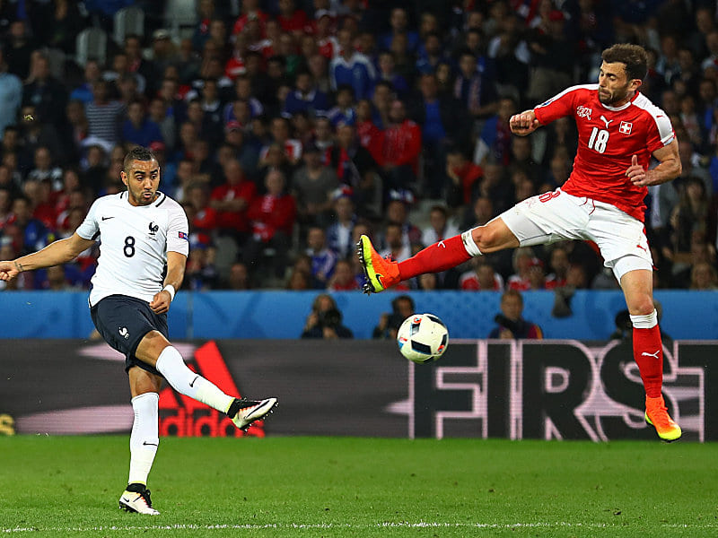 Dimitri Payet (li., verteidigt von Admir Mehmedi)