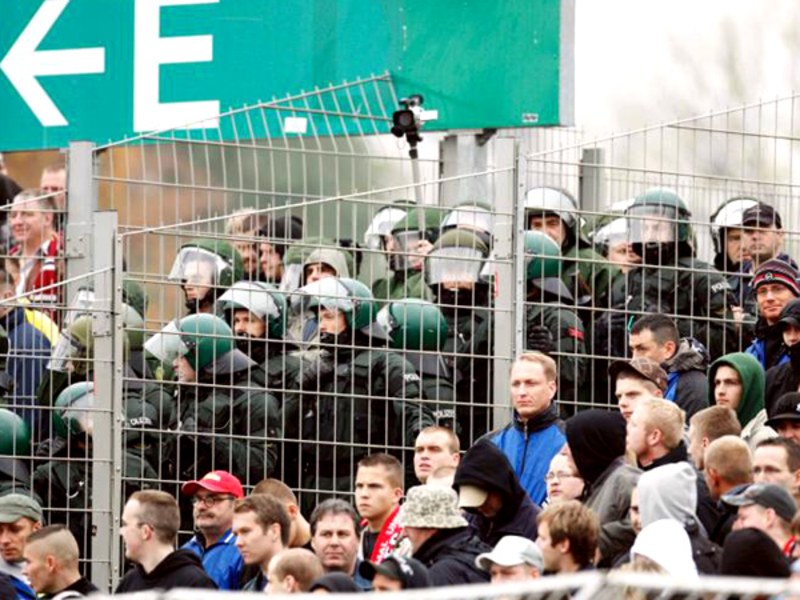 Polizeieinsatz beim Fußball: Die Politik will Vereine und Verbände nun zur Kasse bitten.