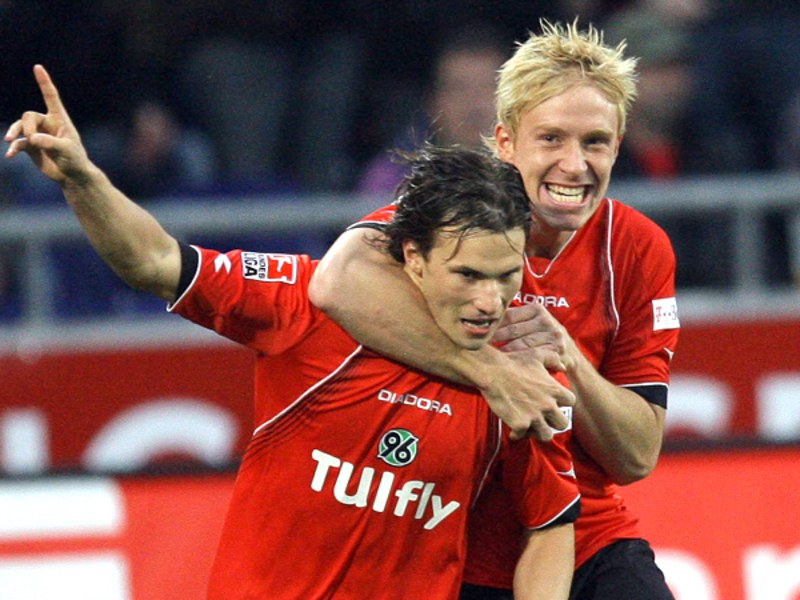 Jubel in Hannover: Mike Hanke freut sich mit Torschütze Szabolcs Huszti.