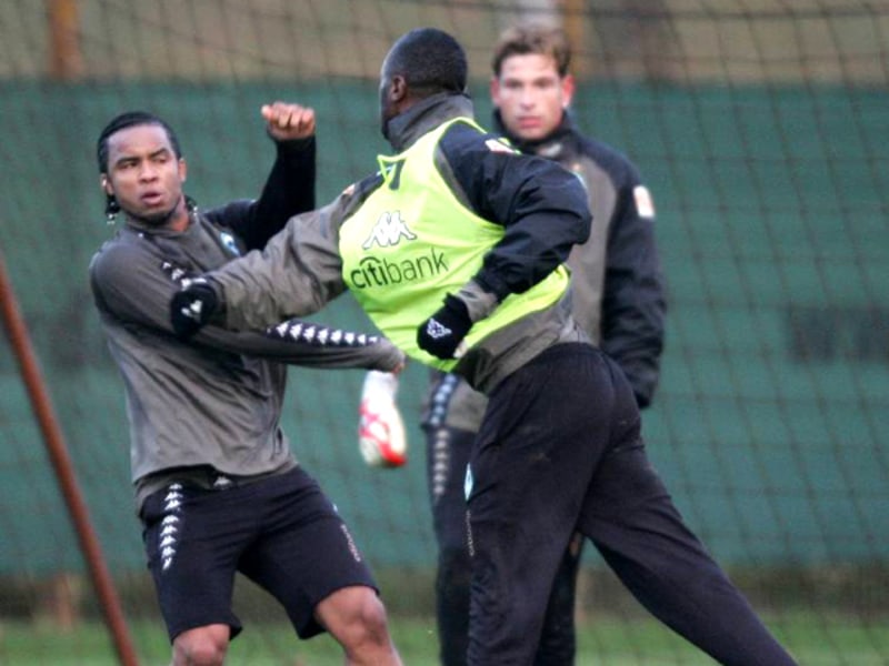 Faustkampf: Boubacar Sanogo (rechts) und Carlos Alberto werden im Werder-Training handgreiflich.