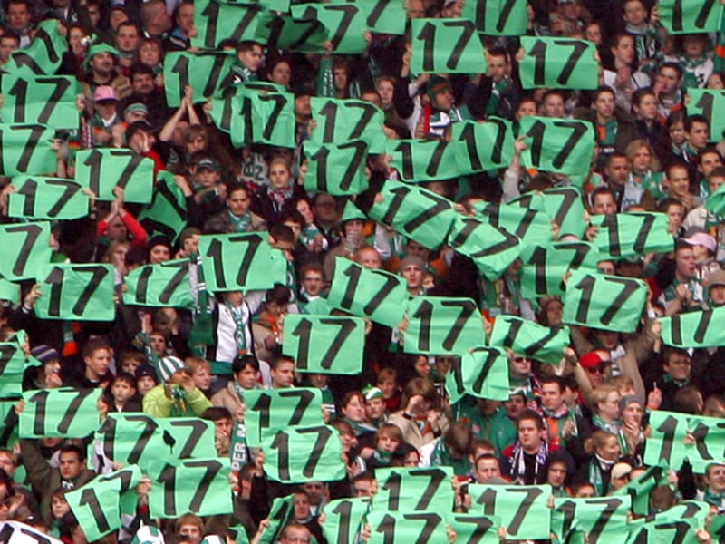 Werder-Fans machen Klasnic Mut, halten seine Rückennummer 17 hoch.