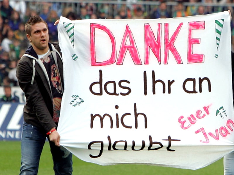 Geste der Hoffnung: Klasnic bedankt sich am 8. April 2007 bei den Fans.