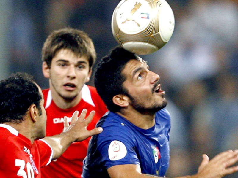 Schalkes Neuzugang Levan Kenia (Mitte) jagt Italiens Weltmeister Gattuso.