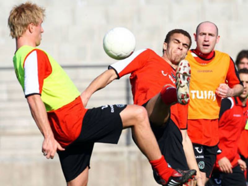 Valerien Ismael gegen Mike Hanke (li.) und Jiri Stajner