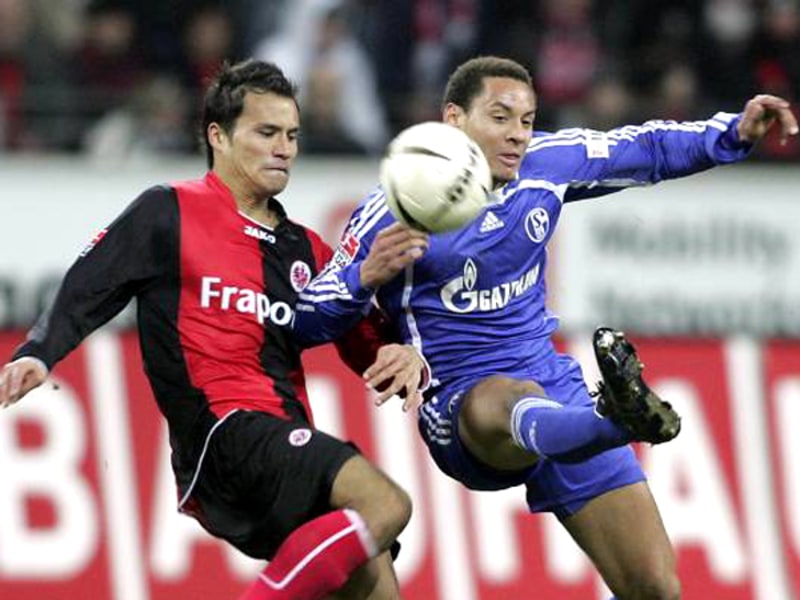 Noch angeschlagen: Frankfurts Galindo, links gegen Schalkes Jones.