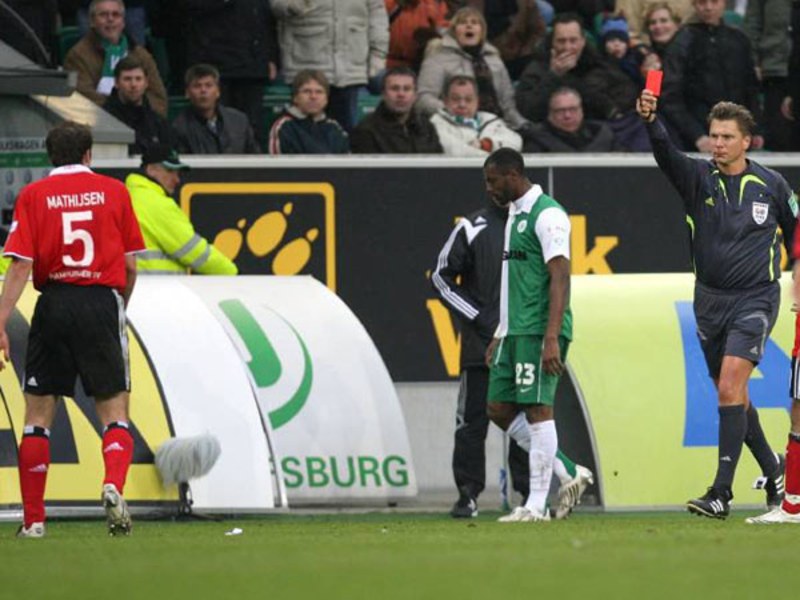 Referee Kinhöfer und Mathijsen und Grafite