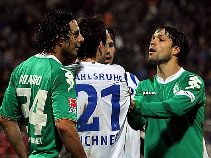 Fußball, Bundesliga: Diego (Werder Bremen) wird gegen Christian Eichner (Karlsruher SC) handgreiflich. Claudio Pizarro hatte schon Rot gesehen.