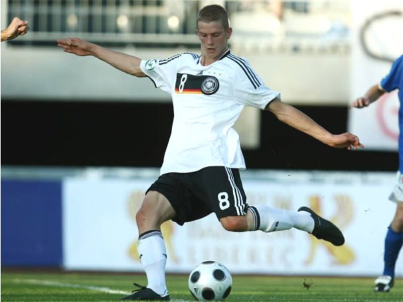 Fußball, Bundesliga: Lars Bender, U-19-Nationalspieler von 1860 München, wechselt 2010 zu Bayer Leverkusen.