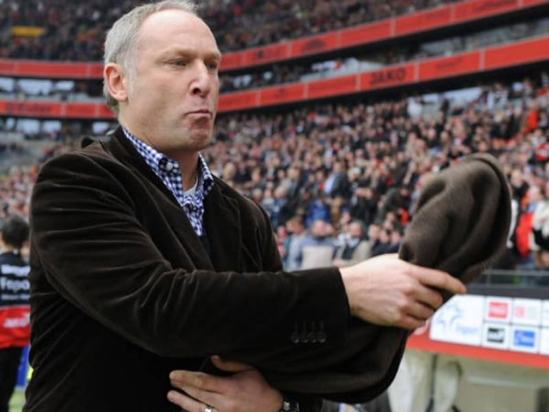 Fußball, Bundesliga, Andreas Müller, der Manager des FC Schalke 04, muss sich erklären.