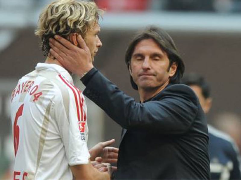 Fußball, Bundesliga: Bruno Labbadia, Trainer von Bayer Leverkusen, ist nach dem 1:1 gegen Frankfurt geknickt und tröstet seinen Kapitän Simon Rolfes.