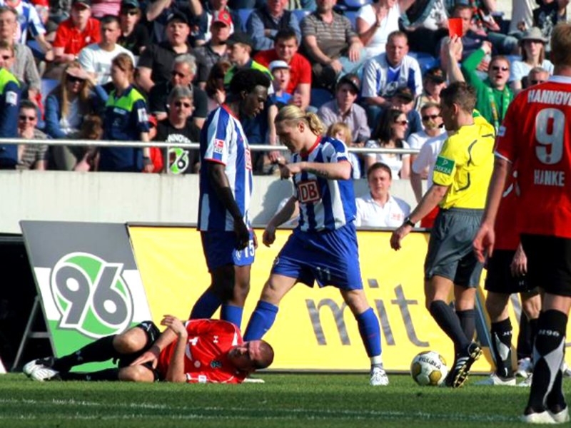 Zweifelhaftes Jubiläum: Herthas Voronin sieht von Schiedsrichter Kempter Rot. Der 1000. Platzverweis in der Bundesliga.