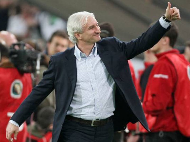 Fußball, Bundesliga: Rudi Völler verlängert als Sportdirektor in Leverkusen.
