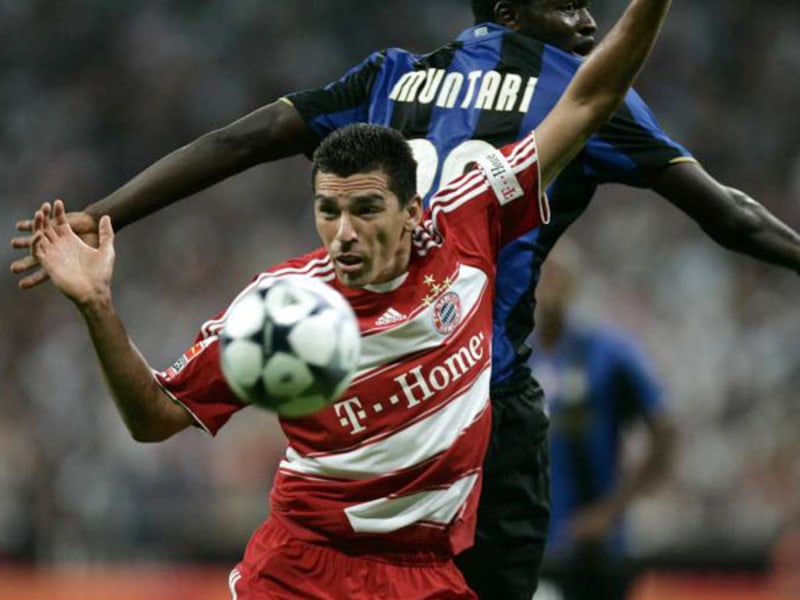 Lucio im Duell mit Inters Sulley Ali Muntari (re.), beim Saisoneröffnungsspiel am 5.8.08 in München (0:1).