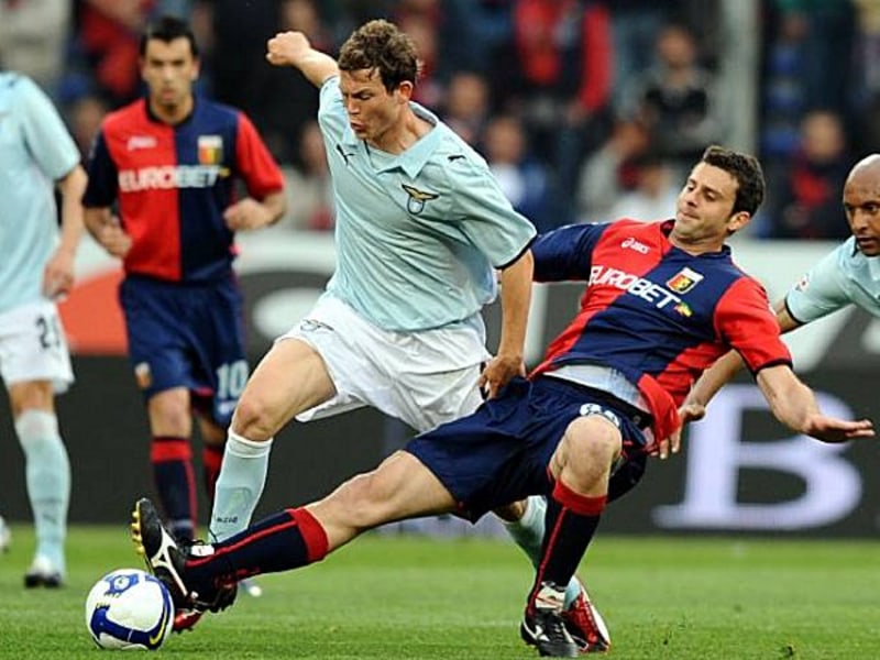 David Rozehnal gegen Thiago Motta (CFC Genua, re.)