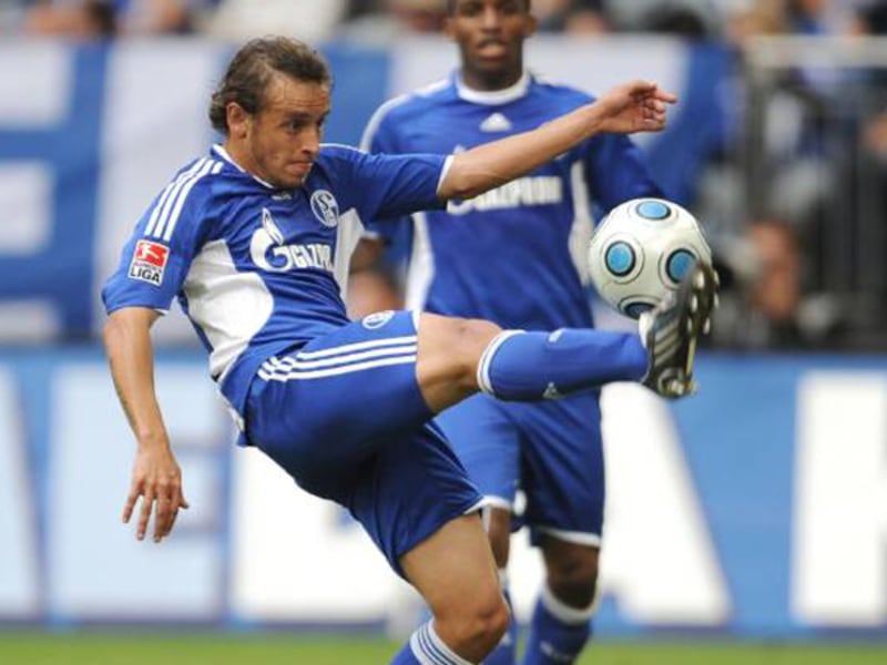 Ist erst gegen Wolfsburg zurück: Schalkes Außenverteidiger Rafinha.
